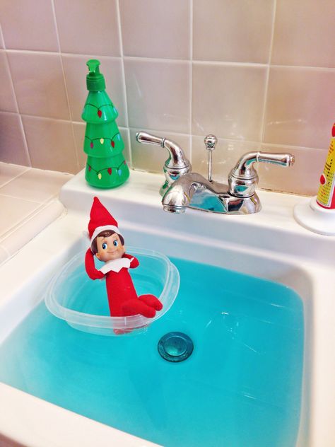 Elf on the Shelf - floating in the sink Elf On The Shelf Nerds Rope Sink, Elf On The Shelf Sink Ideas, Christmas Ideas Diy, Elf Idea, Duck In Water, Nerds Rope, Elf Ideas Easy, Elf Shelf, Mom Things