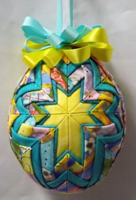 Easter Cross Quilted Ornament Folded Ornaments, Crafts Star, Quilt Ornaments, Quilted Fabric Ornaments, Folded Star, Fabric Folding, Egg Ornaments, Easter Ornaments, Easter Egg Ornaments