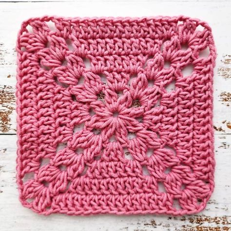 How to Crochet a Farmhouse Grannysquare | Adorecrea.com Farmhouse Granny Square Crochet Pattern, Granny Square Pattern Diagram, Farmhouse Granny Square Pattern, Farmhouse Granny Square, Crochet Baby Pants, Crochet Star Stitch, Crochet Granny Square Tutorial, Crochet Baby Bonnet, Crochet Baby Sweaters