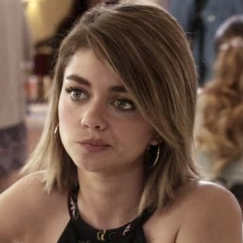 Hayley Dunphy, Haley Dunphy, Birthday Quiz, Sarah Hyland, Short Straight Hair, Female Actresses, Comfort Characters, Hair Maintenance, Modern Family