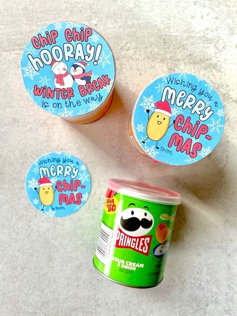 Need easy and cheap Christmas gifts for kids classroom parties?  These super cute Pringles Christmas gifts are easy to make with printable chip gift tags, perfect for the holidays!  The Pringles gift tags come with 2 different sizes too, so you can use the Pringles stack cans or the smaller snack packs of chips!  Such a cute Christmas party favor for kids! Can Gift Ideas, Cheap Christmas Gifts For Kids, Classroom Party Favors, Pringles Can, Inexpensive Christmas Gifts, Inexpensive Christmas, Care Pack, Cheap Christmas Gifts, Cheap Christmas