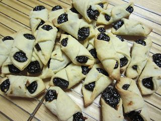 Hungarian Lekvar Cookies.  Very moist cookies.  In case you don't know, lekvar is prunes made into a jam consistency. Lekvar Cookies, Lekvar Recipe, Hungarian Cookies, Hungarian Cuisine, Christmas Cookie Exchange, Healthy Cookie Recipes, Hungarian Recipes, Delish Recipes, Cookie Exchange