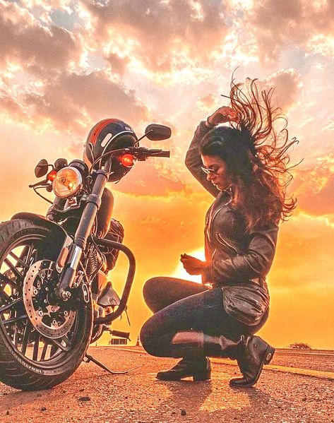 Poses With Motorcycle Photo Ideas, Motorcyle Woman Photography, Photoshoot Ideas Motorcycle, Motorcycle Pictures Women, Motorcycle Photography Women, Female Biker Photoshoot, Motorcycle Pictures Ideas, Poses With Bike, Moto Photoshoot