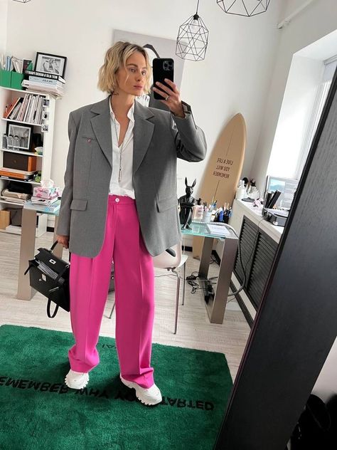 Pink Pant Outfits For Women, Pink Pants Outfit Street Style, Colorful Style Outfits, Pink Pants Outfit, Chica Cool, Colour Combo, Pink Pants, Outfit Inspo Fall, Pink Outfit