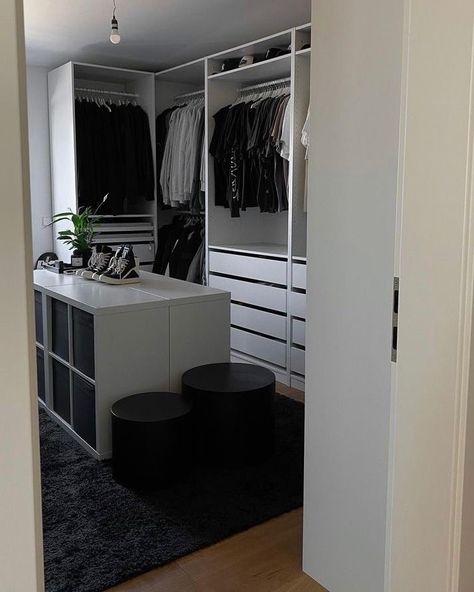 Luxury Dressing Room, Wardrobe Aesthetic, Dressing Room Decor, Room Design Modern, Dream Closet Design, Luxury Closets Design, Wardrobe Interior Design, Wardrobe Room, Closet Decor