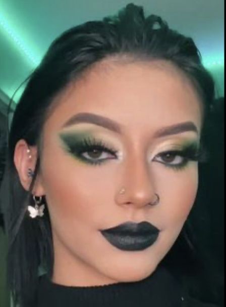 Prom Eyeshadow, Dark Lip Makeup, Green Eyeshadow Look, Green Smokey Eye, Green Lipstick, Perfect Definition, Green Lips, Makeup Books, Rave Makeup