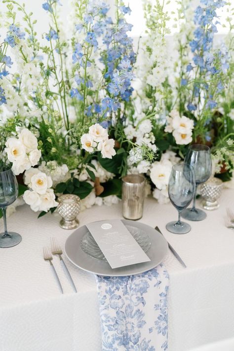 Floral Napkins Wedding, White Dinner Table, Blue And White Garden, Floral Table Setting, French Blue Wedding, Blue White Weddings, Bridal Shower Inspo, Something Blue Bridal, Blue Bridal Shower