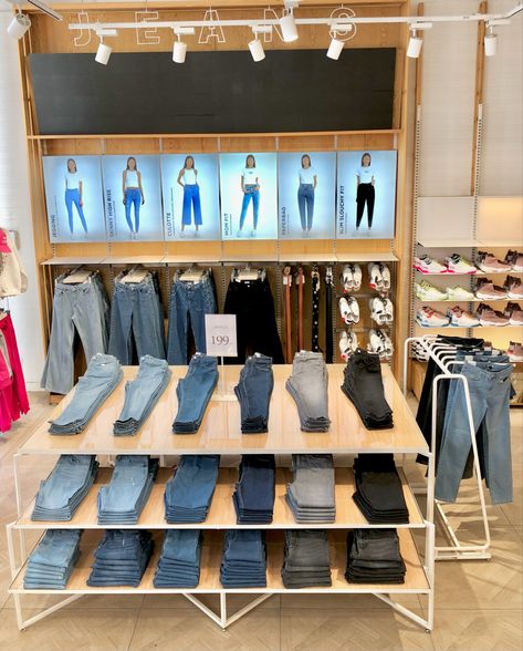 Denim Visual Merchandising Ideas, Visual Merchandising Ideas Creative, Manifest Job, Jeans Display, Denim Display, Visual Merchandising Fashion, Zara Store, Clothing Store Displays, Clothing Store Interior