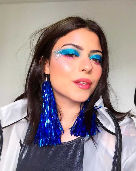 Make colorida e divertida para o carnaval - Guita Moda. Sombra azul com glitter, iluminador, brinco maxi brinco de tassel Glitter Carnaval, Carnival Inspiration, Carnaval Outfit, Make Carnaval, Carnival Makeup, Web 1, Halloween Makeup Inspiration, Festival Makeup, Festival Looks