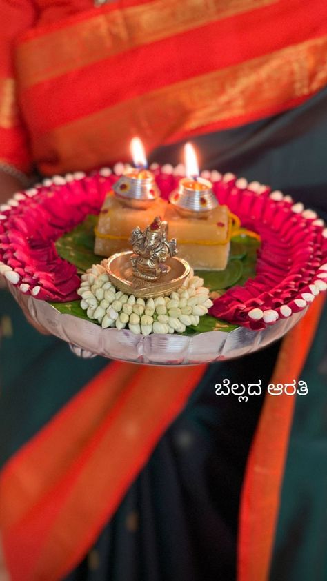 Deepa Decoration At Home, Rudrabhishek Puja At Home, Mangala Gowri Pooja Decoration, Harathi Plate Decoration Ideas, Aarathi Plates Decoration, Lakshmi Pujan, Arti Thali, Kalash Decoration, Mandir Decoration