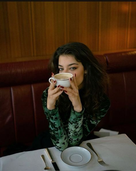 Coffee Photoshoot Aesthetic, Cafe Shoot Ideas, Cafe Photoshoot Ideas Coffee Shop, Coffee Poses Photo Ideas, Coffee Shop Poses Photo Ideas, Coffee Shop Poses, Cafe Photoshoot Ideas, Photoshoot Coffee Shop, Photoshoot Cafe