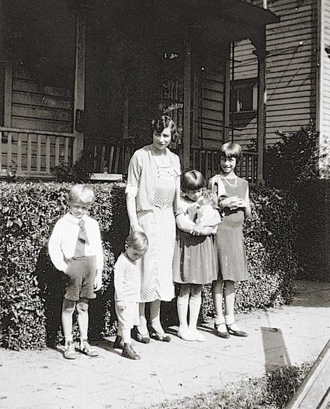 Vintage Photos of What Family Time Looked Like 100 Years Ago | Reader's Digest Life In The 1930s Vintage Photos, 1920s Family Photo, 1920s Family, Funny Family Christmas Photos, Vintage Family Pictures, Vintage Family Photos, Art Modeling, African American Couples, Detroit History