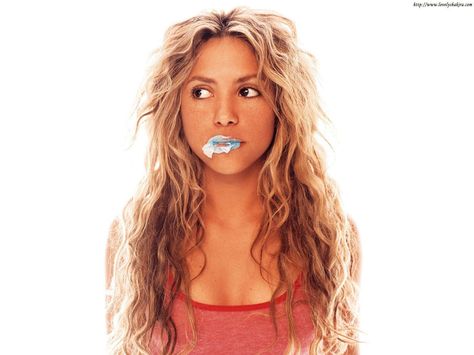 Shakira gum pop Shakira Hair, Shakira Style, Shakira Photos, Dream Hair, Shakira, Messy Hairstyles, Hair Inspo, Hair Inspiration, Blonde Hair