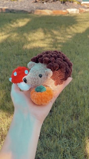 Crocheted Pumpkin Leaves, Easy Mushroom Crochet, Fall Mushroom Crafts, Fall Crochet Animals, Autumn Crochet Plushies, Crochet Hedgehog Pattern, Fall Plushies Crochet, Scarecrow Crochet Pattern Free, Crochet Ideas For Fall