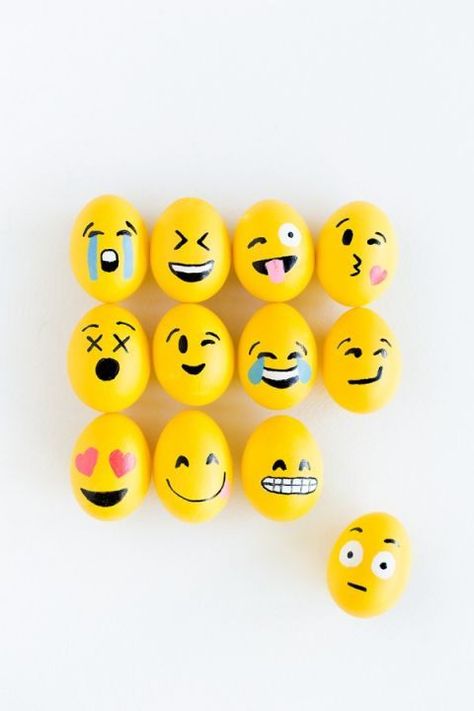 70+ Fun Easter Egg Designs - Creative Ideas for Easter Egg Decorating Emoji Easter Eggs, Creative Easter Eggs, Painted Rocks Kids, Easter Egg Designs, Easter Egg Crafts, Easter Eggs Diy, Painted Rocks Diy, Rock Painting Ideas Easy, Rock Painting Patterns