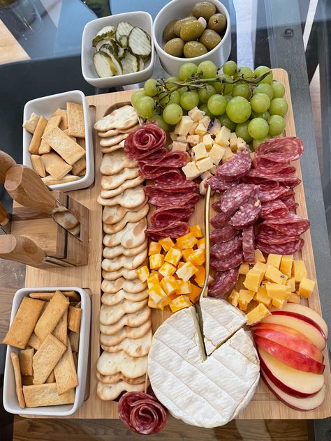 #charcuterie #delicious #aesthetic #charcuterieboardideas #charcuteriaboard Carcurie Board, Cold Cuts, Food Platters, Dancing Queen, Grad Party, Charcuterie Board, Good Eats, Dancing, Yummy Food