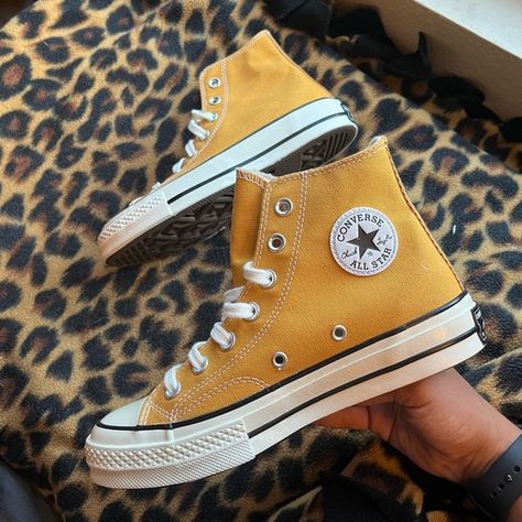 NEVER BEFORE WORN CONVERSE VINTAGE 70s COLOR SUNFLOWER SIZE 4 MENS = 6 WOMENS Sunflower Outfit, Converse 70s, Converse Vintage, Chuck 70s, Worn Converse, 70s Vintage Fashion, Mustard Color, 70s Style, Chuck Taylor Sneakers