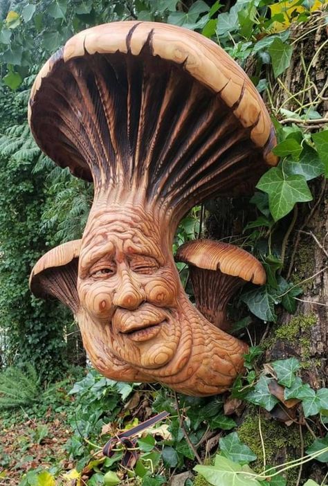 Woodworking Ideas To Sell, Chainsaw Wood Carving, Santa Carving, Simple Wood Carving, Anatomy Sculpture, Clay Moulding, Wood Spirit, Flower Pot Crafts, Wood Statues