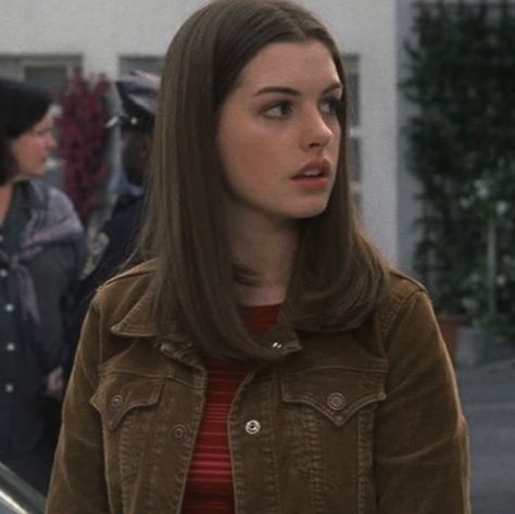 Anna Hathaway Young, Anna Hathaway 90s, Princess Diaries Hairstyles, Cool Movie Characters, Anna Hathaway 2000s, Mia Princess Diaries Hair, Mia Thermopolis Aesthetic Icon, The Princess Diaries Hairstyles, Characters That Are Me