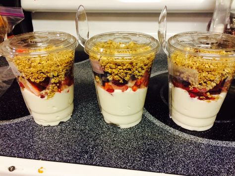 Premade Yogurt Parfait, Healthy Easter Snacks, Yogurt Parfait Cups, Ice Cream Sundae Recipe, Yogurt Ideas, Smoothies Ideas, Cheesecake Ideas, Fresh Fruit Smoothies, Breakfast In A Jar