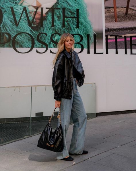 Puddle Pants, Puddle Jeans, Fashion Trend 2024, Urban Chic Outfits, Oversized Bags, Trends Nails, Jeans Street Style, All White Outfit, Oversized Bag