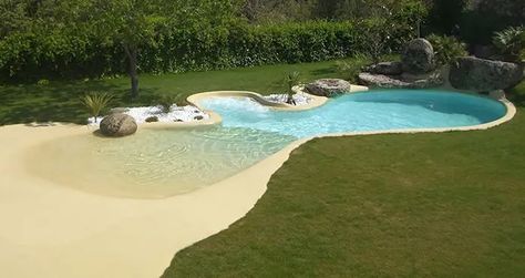 People Are Turning Their Backyards Into A Vacation Spot With 'Sand Pools' Sand Pool, Ideas De Piscina, Kleiner Pool Design, Deck Piscina, Beach Entry Pool, Dream Backyard Pool, Backyard Beach, Small Pool Design, Swimming Pond