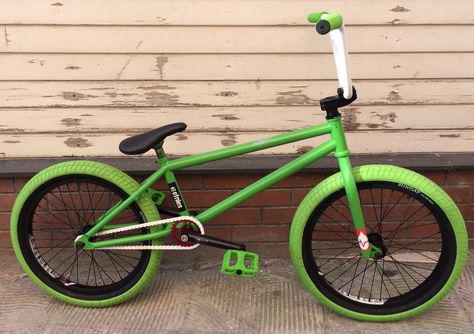 Hkkbmxdsgn green day bmx Green Bmx Bike, Gt Bmx, Bmx Bicycle, Bike Photography, Crazy Wallpaper, Bmx Bikes, Skate Park, Green Day, Bike Life