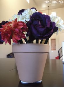 Flower Pens Bouquet, Pen Bouquet, Make A Flower Bouquet, Purple House, Flower Pens, Flower Gift Ideas, Purple Home, Classroom Gifts, Awareness Ribbons