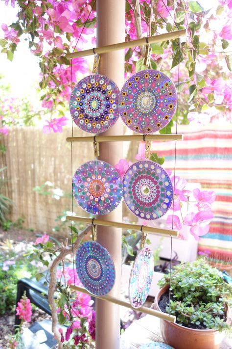 CD Suncatchers, Homemade Wind Chimes & Mobiles Help Repel Birds - GardensAll Wind Chimes Diy Suncatchers, Tin Can Garden Ideas, Windchimes Homemade, Cd Suncatchers, Homemade Wind Chimes, Cd Recycling, Homemade Mobile, Wind Spinners Diy, Pathway Design