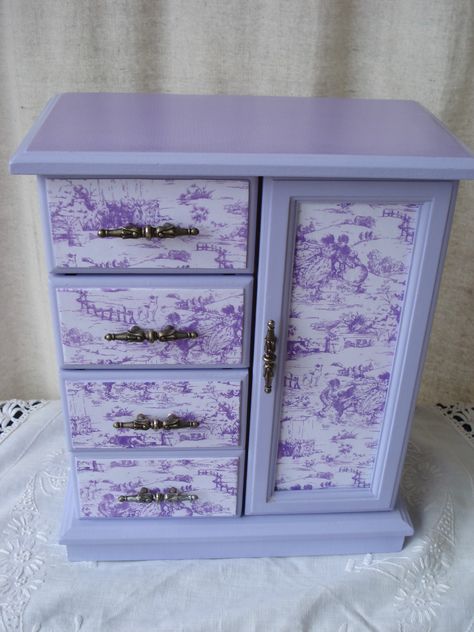 Vintage jewelry box hand painted & decoupaged in lavender french toile. Painted Jewlrey Boxes, Jewellery Box Diy, Jewelry Armoire Makeover, Painted Jewelry Armoire, Armoire Makeover, Box Makeover, Jewelry Box Makeover, Painted Jewelry Boxes, Jewerly Boxes