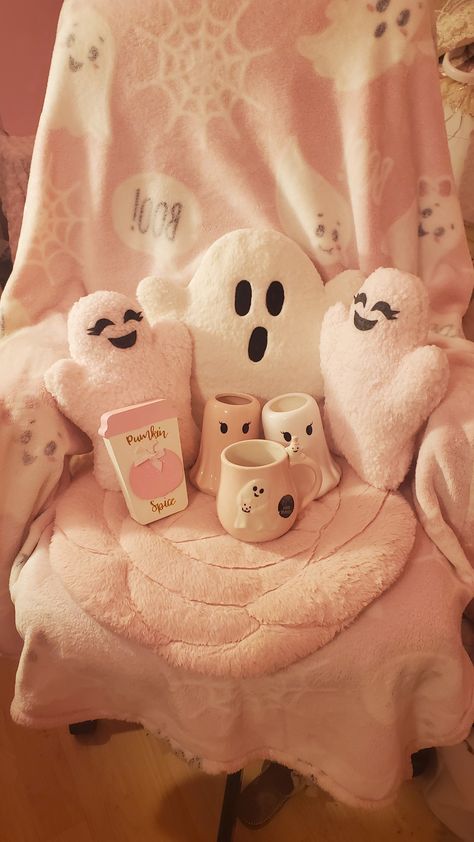 My pink halloween 2023 Halloween Room Decor Pink, Pink Fall Bedroom, Pink Halloween Aesthetic Decor, Pink Halloween Bedroom, Pink Autumn Aesthetic, Pink Halloween Aesthetic, Pink Fall Aesthetic, Fall Room Aesthetic, Fall Room Ideas