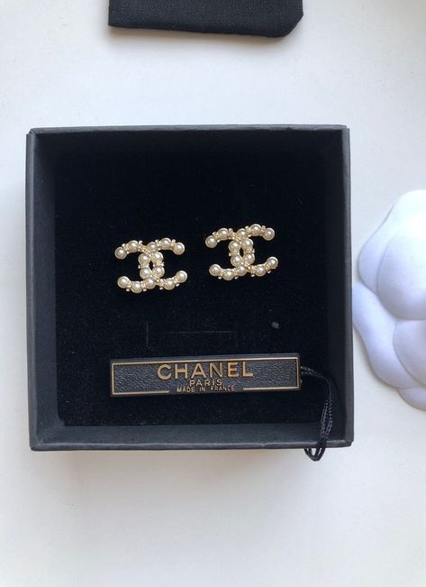 Chanel Pearl Earrings, Chanel Pearl, Chanel Pearls, Dope Jewelry, Chanel Earrings, Classy Jewelry, Jewelry Lookbook, Girly Jewelry, Jewelry Inspo