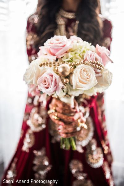 Indian bridal bouquet. http://www.maharaniweddings.com/gallery/photo/102440 Indian Bride Bouquet, Indian Bridal Bouquet, Bollywood Brides, Champagne Wedding Flowers, Indian Wedding Flowers, Bouquet Photo, Indian Wedding Inspiration, South Indian Bride Hairstyle, Outdoor Indian Wedding