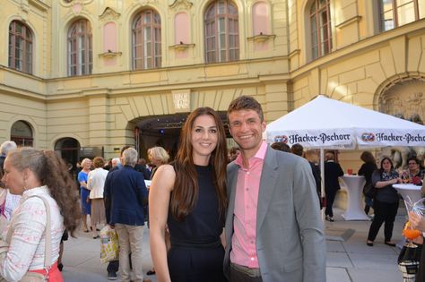 Lisa & Thomas Müller Lisa Thomas, Thomas Müller, Im In Love, Street View, Germany, Football, Quick Saves, American Football, Bayern