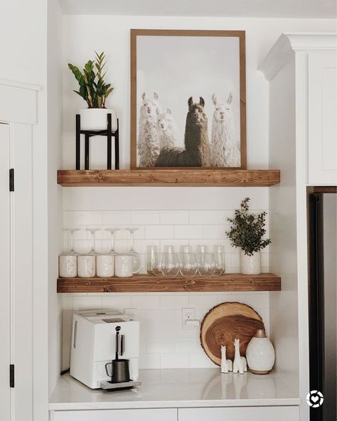 Kitchen Floating Shelves Decor, Kaffe Station, Kitchen Floating Shelves, Cabinets And Shelves, Scandinavian Farmhouse, Floating Shelf Decor, Kitchen Shelf Decor, Floating Shelves Kitchen, Coffee Nook