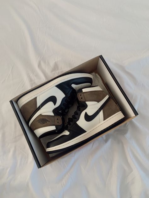 Jordan 1 Mocha, Nike Shoes Air Force, Trendy Shoes Sneakers, Jordan Shoes Girls, All Nike Shoes, Nike Air Shoes, Cute Nike Shoes, Cute Sneakers, Fresh Shoes