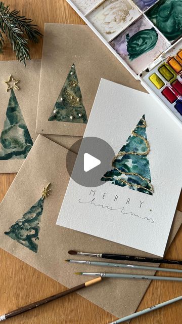 G  W  E  N. on Instagram: "D I Y . Les cartes de Noël 🎄   Pour le matériel :  - papier épais ou papier aquarelle  - peinture à l’eau ou aquarelle  - colle liquide  - paillettes libre (ou stylo pailleté)  - stylo noir  - enveloppe kraft  - scotch de masquage   Alors qui va essayer de le reproduire? 🫶🏼  #diydenoel #diytutorial #diyaquarelle #aquarelledenoel #christmasdiy #christmasiscoming #christmascard #handmade #aquacolor #christmastree" Alcohol Ink Christmas Cards Ideas, Child Christmas Card Ideas, Watercolor Xmas Cards Diy, Quick Christmas Cards To Make, Watercolor Card Christmas, Diy Christmas Watercolor Cards, Hand Made Christmas Card, Christmas Watercolour Card Ideas, Christmas Cards Ideas Handmade