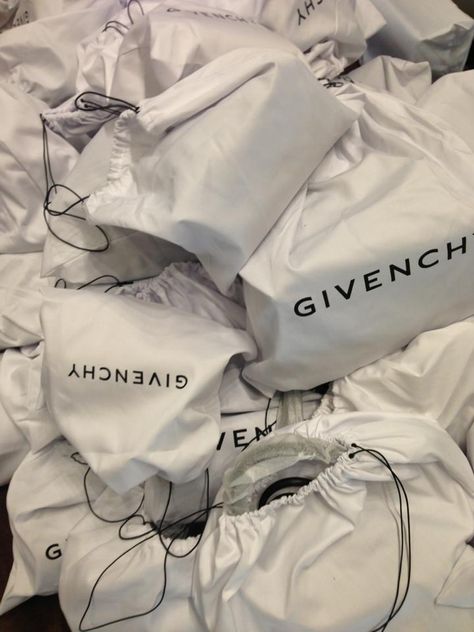 Givenchy Aesthetic, Jewelry Packaging Bags, Givenchy Handbags, Clothing Packaging, Paris Chic, Givenchy Bag, Skin Care Range, Shop Bags, Luxury Packaging