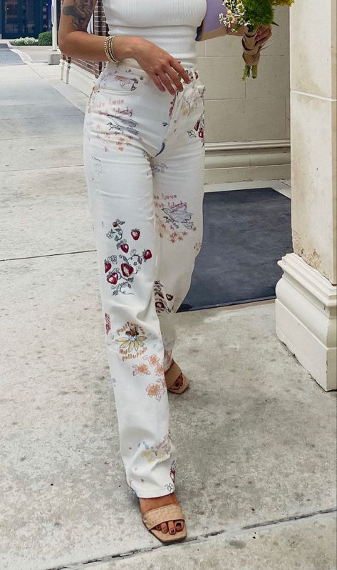 Floral Jeans Outfit, Print Jeans Outfit, Floral Denim Pants, Jeans Upcycle, Denim Pants Outfit, Denim Aesthetic, Outfit Oversize, Alt Clothes, Outfit White