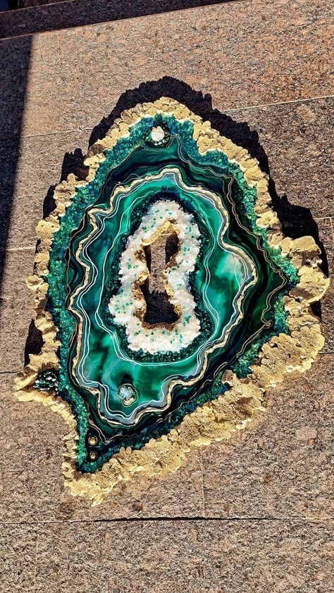 Resin Geodes, Green Geode, Resin Crystals, Resin Geode, Geode Art, Resin Projects, Resin Artwork, Natural Art, Crystal Geode