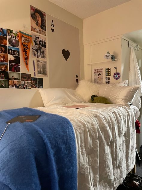 dorm room inspo Pitt Dorm Room, Pretty Dorm Room, Dorm Room Inspo, Dorm Rooms, Room Inspo, Dorm Room