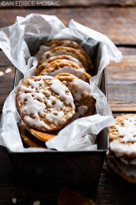 old fashioned iced oatmeal cookies Crispy Oatmeal Cookies, All Butter Pie Crust, Iced Oatmeal Cookies, Levain Bakery, Oatmeal Cookies Chewy, Oatmeal Cookie Recipes, Cookie Calories, Scrumptious Desserts, Iced Cookies