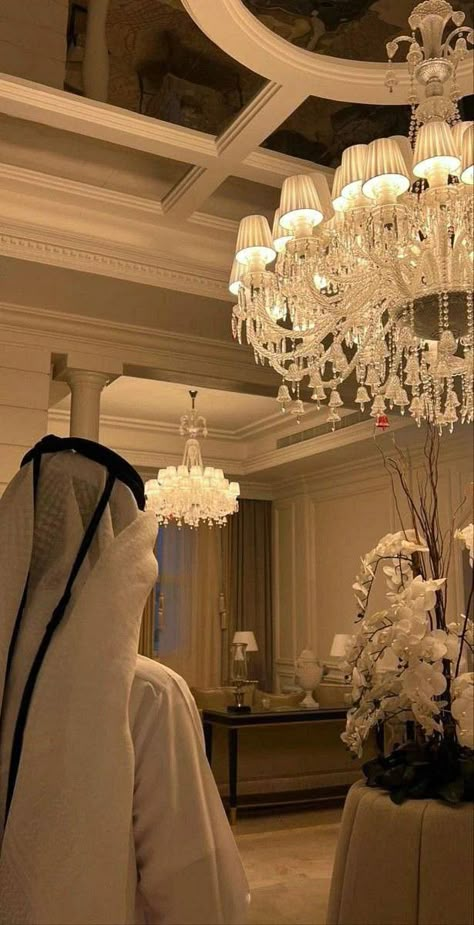 Rich Arab, Arab Lifestyle, Khaleeji Lifestyle, Khaleeji Aesthetic, Arab Aesthetic, Arab Wedding, Arab Culture, Bff Photoshoot Poses, Ceiling Light Design