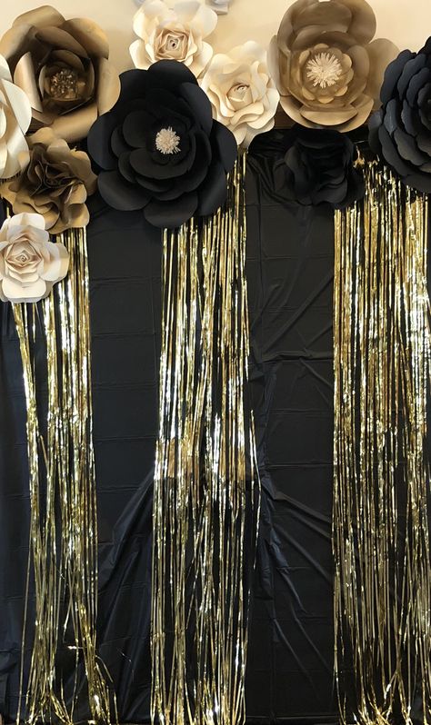 Black And Gold Paper Flowers, Prom Black And Gold, Diy Black And Gold Party Decorations, Black Gold Decorations, Black Gold Graduation Party, Graduation Wall Decorations, Black And Gold Anniversary Decorations, Quince Decorations Black And Gold, Simple Black And Gold Birthday Decor