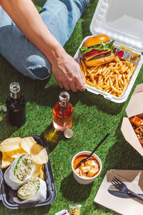 Backyard Bbq Photoshoot, Lifestyle Food Photography Ideas, Food Photography Commercial, To Go Food Photography, Outdoor Food Photography Styling, Food Festival Photography, Picnic Food Photography, Burger Picnic, Outdoor Food Photography