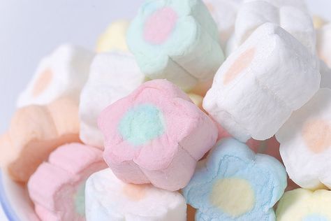 Flower Marshmallows, Marshmallow Flowers, Dinner Mints, Candy Sweet, Japanese Dessert, Kawaii Food, Candy Store, Sweet Candy, Sweets Desserts