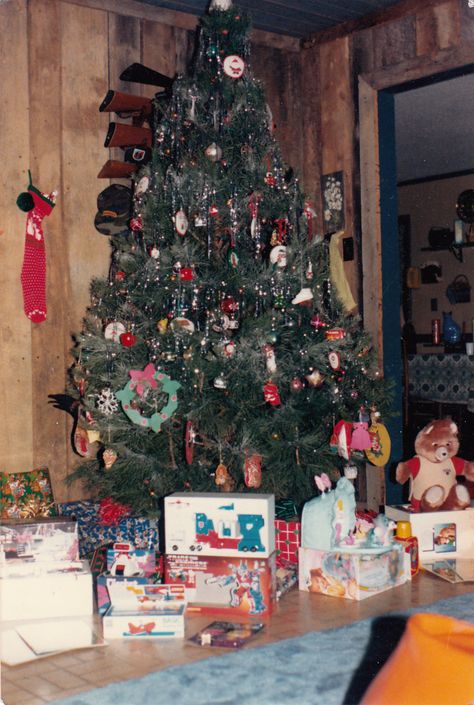 80's Christmas 80s Christmas, 1980s Christmas, Vintage Christmas Photos, Christmas Spices, Christmas Themes Decorations, Old Christmas, Christmas Tree With Gifts, Christmas Past, Christmas Memory