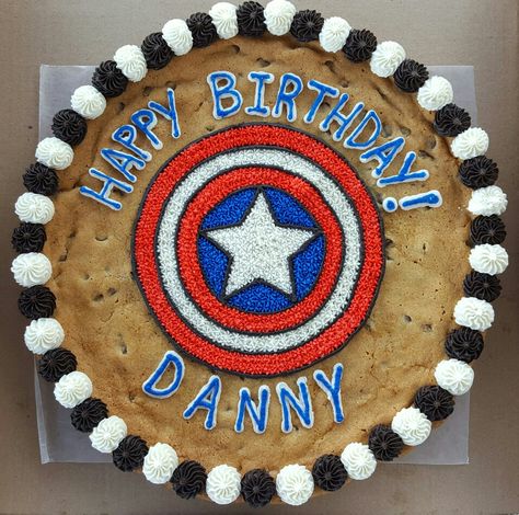 Captain America's shield cookie cake. Marvel Cookie Cake, Avengers Cookie Cake, Mega Cookies, Avengers Cookies, Male Cakes, Autumn Cakes, Message Cookies, Easter Cookie Cake, Big Cookies