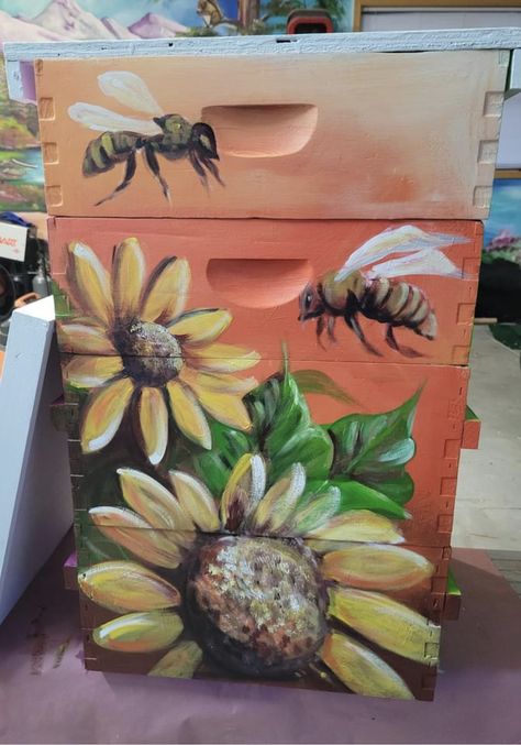 Painted Beehives Ideas, Painted Bee Boxes, Bee Box Painting Ideas, Bee Hive Painting Ideas, Beehive Painting Ideas, Bee Hive Art, Painted Bee Hives, Bee Hives Boxes, Beehive Art