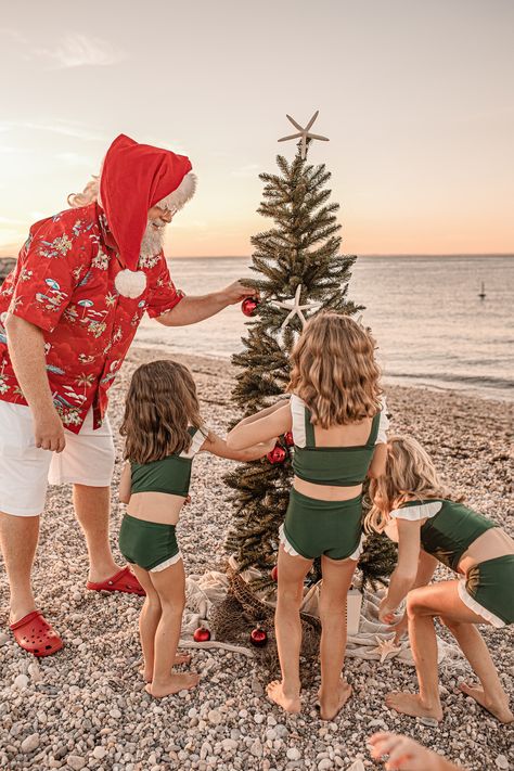 Santa Beach Photoshoot, Australian Christmas Photoshoot, Florida Christmas Photoshoot, Summer Christmas Photoshoot, Beach Santa Photos, Christmas In July Photoshoot, Christmas On The Beach Photography, Beach Christmas Photoshoot, Beach Christmas Photos